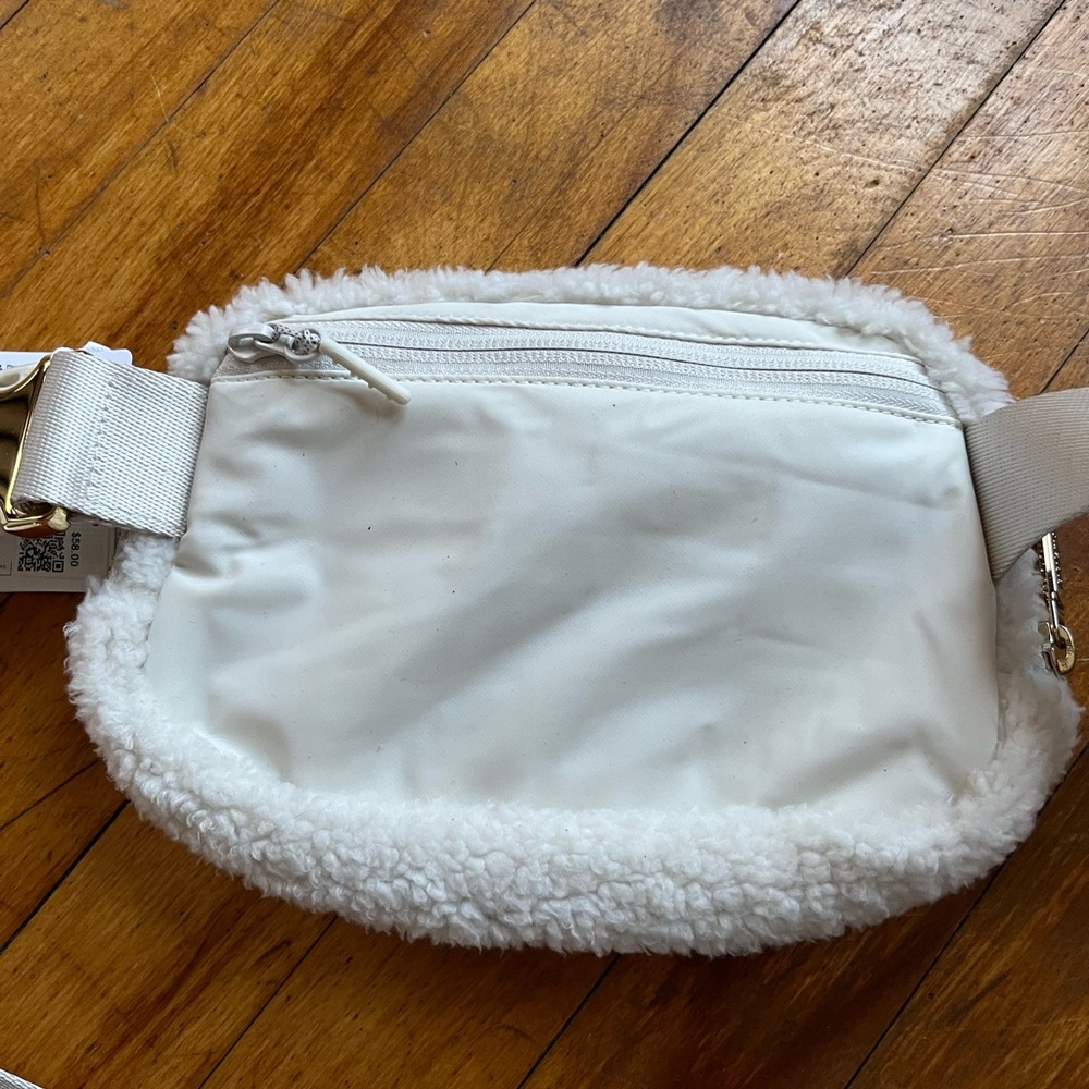 NWT Lululemon Everywhere Belt Bag 1L Plush Fleece White/Gold - Picture 6 of 8